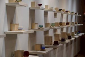 奈良 蔦屋書店の知的な空間と調和する、有田焼・真右エ門窯の展示作品。真右エ門窯が手掛ける『窯変』の輝きが、書棚の静寂の中に独自の美意識を放つ風景。