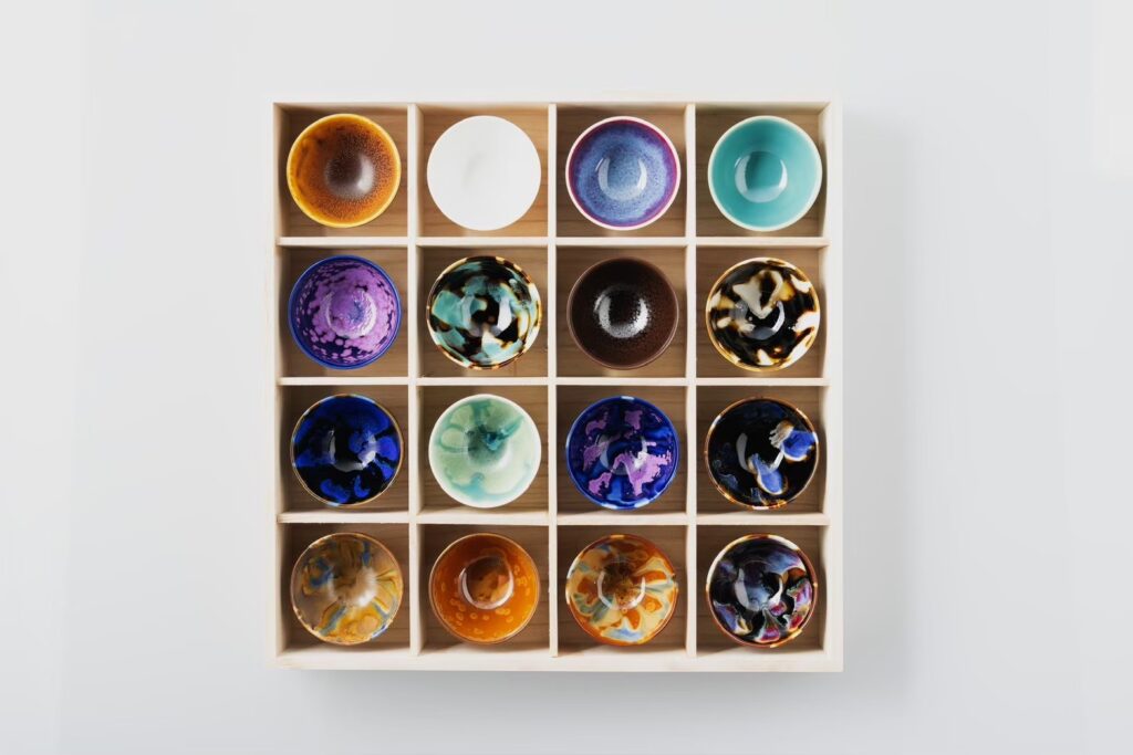 1300度の洗礼を経て、16色の異なる生命として転生した真右エ門窯の面白ぐい呑。炎の試練を潜り抜けた色彩が共鳴し合う、死と再生の儀式の結実。