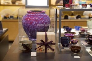 京都高島屋展示会における真右エ門窯の系譜：初代真右エ門の作品と現代の傑作・孔雀辰砂花瓶（有田焼の伝統継承と進化）